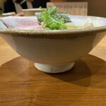 ジャパニーズ ラーメン 五感 - 「四季火土」の器。堂々としている。