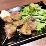 日本の酒と馬の肉 ウマ○ - ひと口馬肉のレア唐揚げ