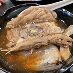 もつ九 - 鯛の兜煮。可食部は多い。