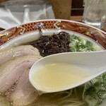 Hakata Teppachi - 塩ラーメンかというくらい透き通ったキレイなスープ。〆に最高！