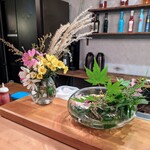 Seminare 카루이사와 - 접시에 장식된 풀과 꽃