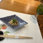 221626519 - 右の飲み物は冷やし煎茶　　これがお料理に合う、濃厚さ。