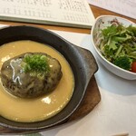 221626523 - お店で一番人気の鰯ハンバーグ　周りのソースには黄身や秘伝のタレが。人気商品は抑えときたいポイント