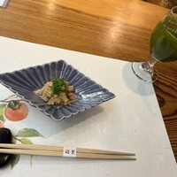 広島旨い物処 稲茶 - 右の飲み物は冷やし煎茶　　これがお料理に合う、濃厚さ。
