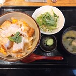 やきとりあそび邸 - 鶏カツ玉子とじ丼（1050円）