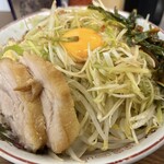 ラーメン二郎 - 小ラーメン（890円）＋汁なし（100円）＋ネギ（120円）＋ニラキムチ（120円）、ニンニクコール