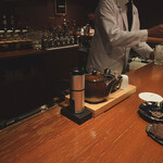 Bar Opus - カウンターの茶器と棚にある茶葉