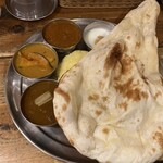 Indo Teishoku Tariya - 3種カレー定食。ナンがめちゃくちゃデカい！