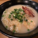 チャイナボイジャー - チキンと海老の白湯麺。