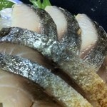 FUKUZUSHI - しめ鯖をバーナーで軽く炙ると何とも言えない香ばしさと脂の旨味が引き立ちます！