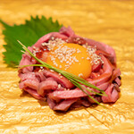 炭火焼き 牛タン酒場 いけたん - 池袋1の牛タンユッケ