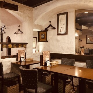 【テーブル席】スペイン・アンダルシアをイメージした雰囲気のお席。接待や会食に◎。