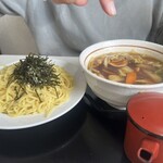 玉も亭 - うま煮つけ麺。最初からスープ割りがそば湯の如く付いてくるのは珍しい。そして、麺量が半端なかった… 奥さま曰く「無理して食べ切っちゃった…」