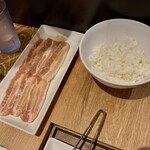 Yakiniku Raiku - 豚カルビ（塩ダレ）100gとご飯小盛り