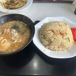 玉も亭 - チャーハンCセット♪チャーハン700円に＋300円で半ラーメンが付く。