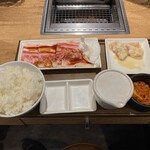 焼肉ライク - バラカルビセット（タレ）100gと牛ホルモン（塩ダレ）100g、ご飯大盛り