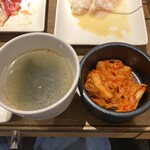焼肉ライク - セットに付属のスープとキムチ