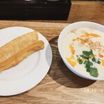 横浜中華街 台湾美食店 886食堂 - 鹹豆漿には油條つき　油控えめな感じでよき