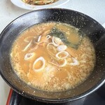 玉も亭 - 玉も亭の「ラーメン」は豚骨醤油。コッテリしてそうでそうでもない、優しめな一杯！