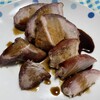 タマヤ豚肉店 - 自家製手作り焼豚（モモ肉116㌘）カット&タレ投入後