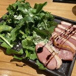 ビストロ お野菜と. - 燻製鴨肉とルッコラ・パルミジャーノのサラダ仕立て