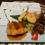 琉球 - ⑥白身魚のソテー(トマトチリソース)、⑦沖縄県産の車海老と島野菜の天ぷら(車海老の頭がカリカリで美味しい)