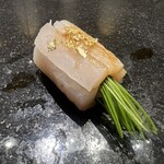 たか吉の鮨 - 太刀魚　　芽ねぎ巻いて金粉