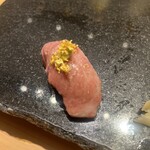 たか吉の鮨 - 肉寿司は　愛知県産の牛　トモサンカク