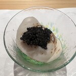 たか吉の鮨 - 白子を炙ってキャビア乗せたやつ　混ぜるとリゾットですって、マジでリゾット✨トロトロな白子がクリーミーで淡白なチーズのようだった　キャビアの塩気と食感もさいこ〜