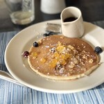 Moana Surfrider, A Westin Resort & Spa - パンケーキも。
            マンゴー味です。メープルシロップが美味しい♪