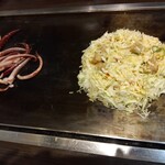 鶴橋風月 イオンモール神戸北店 - イカ焼きと焼きだしたばかりの(後の)牛すじねぎ月見玉