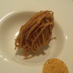 コミナセマコ - 利平栗のパシュラン、渋皮栗のソース、渋皮の薄焼きチップ、マルドンの塩を少し、グレープフルーツコンフィ、エスプレッソのジェラート