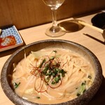 Yokohama Ya Uo Sakura - 博多屋台焼きラーメン
                      焼きラーメンというわりには、かなりの汁だく。
                      普通にスープの入ったラーメン。
                      ただし！スープが塩っぱい！
                      ｡･ﾟ･(ﾉД`)･ﾟ･｡
                      コレ、お酒呑んでなかったら、食べれないレベル