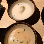 Yokohama Ya Uo Sakura - 奥、炊き餃子のスープ。
                      手前、焼きラーメンのスープ。
                      どちらも、かなり塩っぱい！
                      お酒呑んでるから、なんとか食べれてるけど、
                      コレ、シラフだったら、食べれないと思う。(ー_ー;)