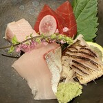 Sumibito Sake Shingetsu - お造りは４種。本マグロ、天然ぶり、縞鯵、カマスの炙り。どれも新鮮で食感が良いです。