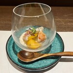 Sumibito Sake Shingetsu - 前菜は車海老、柿、茄子、しめじの白和え。クリームチーズのような豆腐のソースが絶品です。