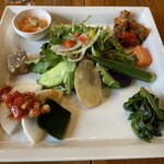 Sonikougen Famu Gaden - 前菜のサラダ。真ん中の少し透明っぽいのがヤーコン。思ってたのと違って美味しかったです。かかっていドレッシングも美味しいし、野菜もあまくて美味しいです。