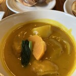 曽爾高原ファームガーデン - メインのカボチャのスープ。大きな鶏肉が２つ入ってて食べ応えあります。優しい甘みでほっこりします。