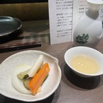 めろう屋 DEN - お通し（ピクルス）、和の月生酛原酒