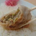 中央亭 - “餃子”を箸で持ち上げると、ズッシリと重く、一口頬張れば、“皮”はモッチリというより、柔らかな口当たりです。
