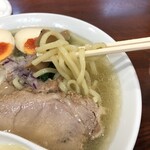 中華そば 千乃鶏 - 誰かの胃が荒れてたのか、鶏を煮るとあの香りが出るのか、全くの謎。ラーメンはめちゃくちゃ美味かったので、