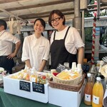 Fruit Chef The Shop - フルーツシェフスタッフさんとオーナーの雅子さん(べったら市椙森神社前出店)