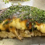 Okonomiyaki Ikkyuu - チーズと玉子が絡み合う光景には魔力がある。右端の明太子はサービスでした。旨い！