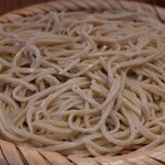 Ishibiki Soba Omodaka - “お蕎麦”は、“粗びき”、他店の“田舎”に当たると言われていますが、かなり繊細な感じです。