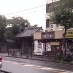東京中華そば 瀧本軒 - 隣はお寺です