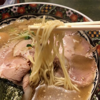 Kagetsu - 麺は細麺。これがあいます。美味しいラーメン。