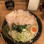 濃厚豚骨醤油ラーメン ブタシャモジ - 