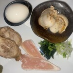 上州地鶏鶏yasu - 帆立2・鶏チャーシュー2・鶏レアチャーシュー2・半熟味玉子・ほうれん草・刻み葱・柚子胡椒！