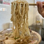 らー麺　Do・Ni・Bo - 更にビロビロ感が増した太麺をリフトUP⤴️