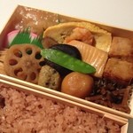 日本橋 弁松総本店 - 並六上〔赤飯弁当〕1,302円 税込（本体 価格1,240円）※2013/10現在